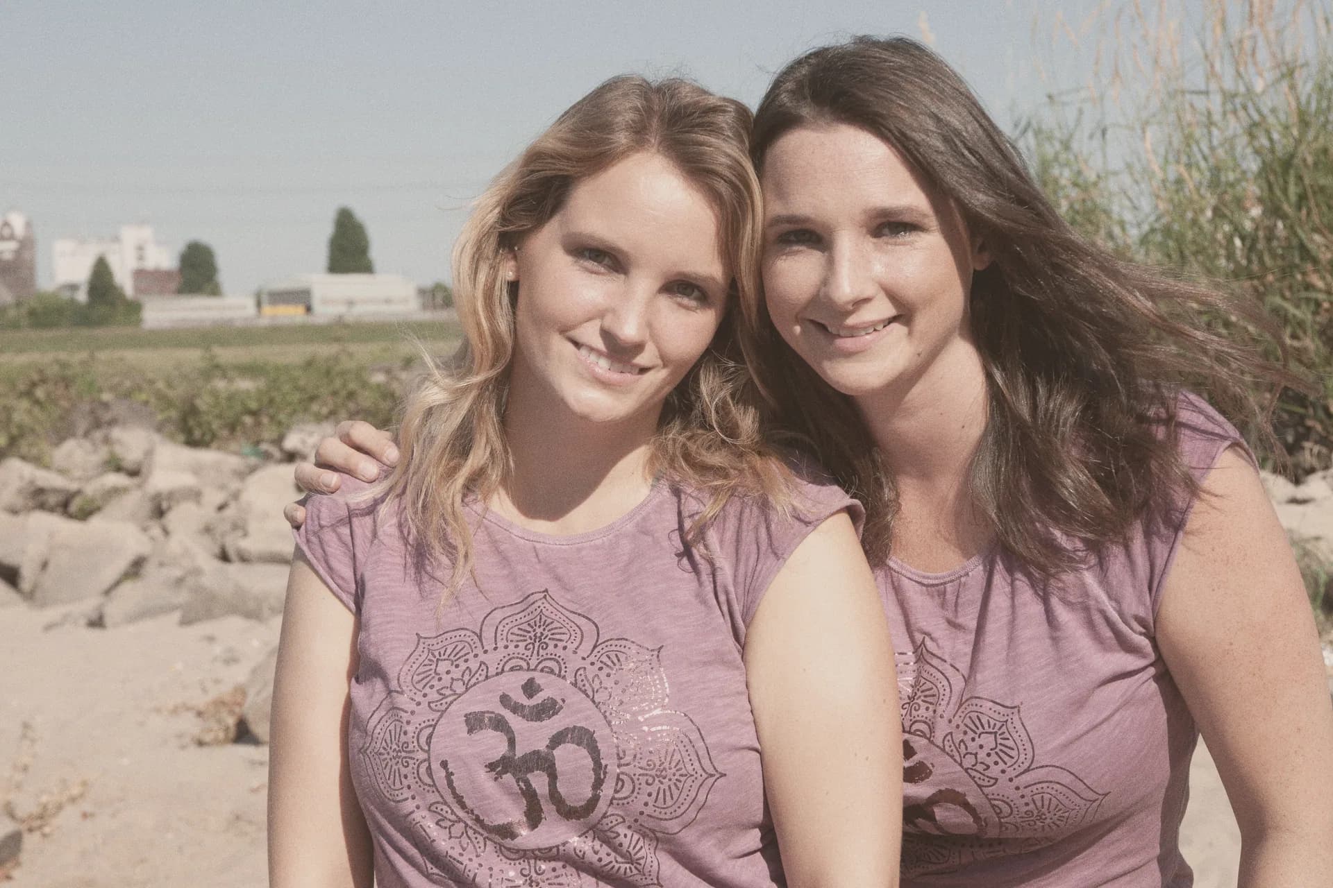 Viktoria und Jessica Springob, eine legt der anderen den Arm um die Schulter