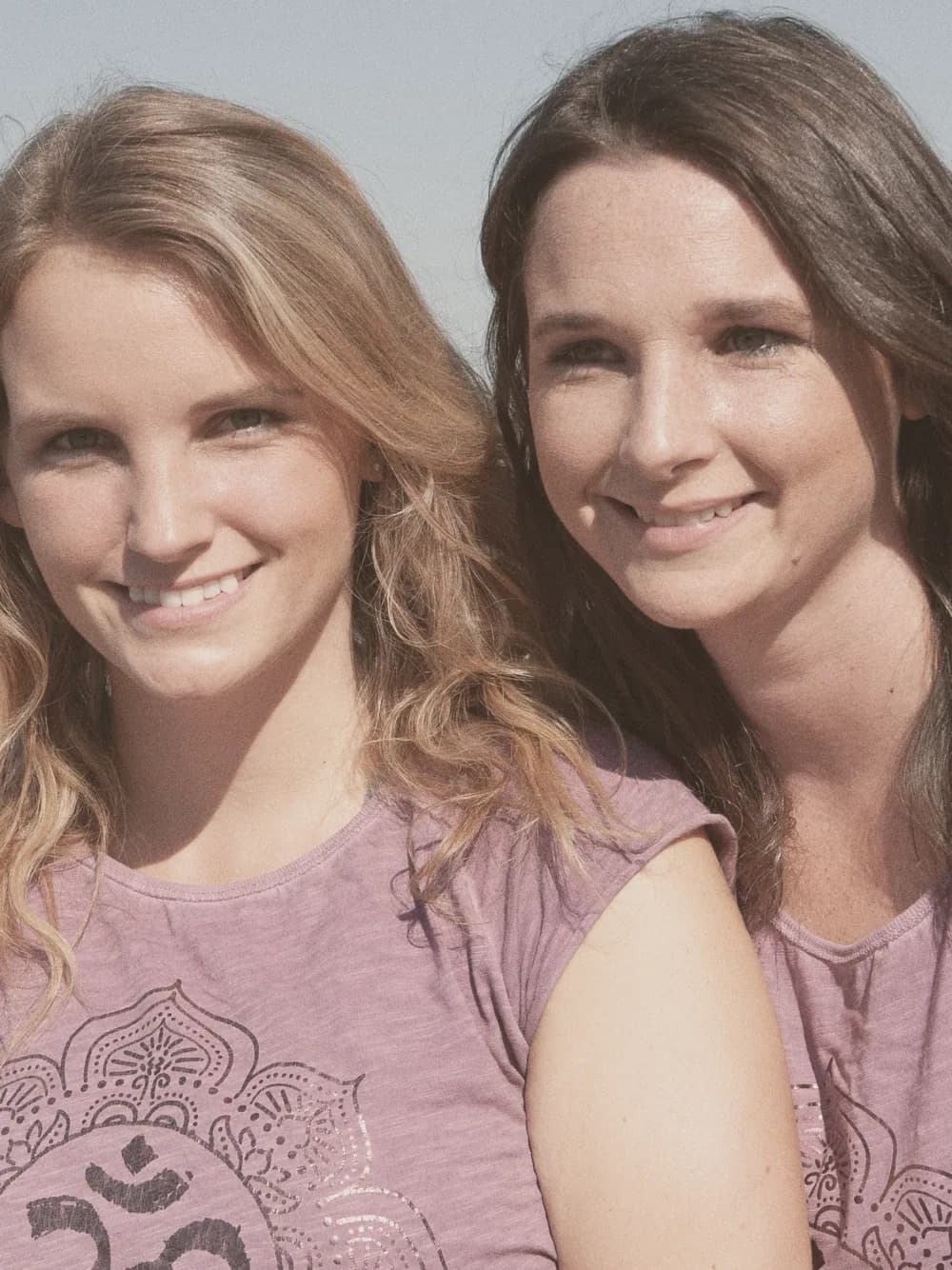 Jessica und Viktoria Arm in Arm, eng nebeneinander