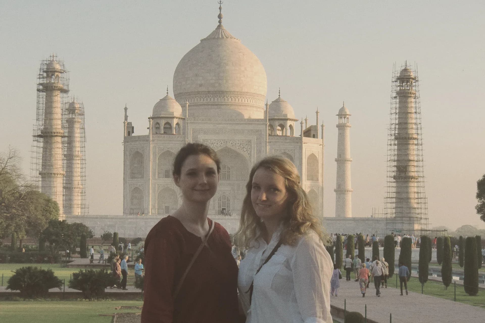 Jessica und Viktoria Springob vor dem Taj Mahal in Agra
